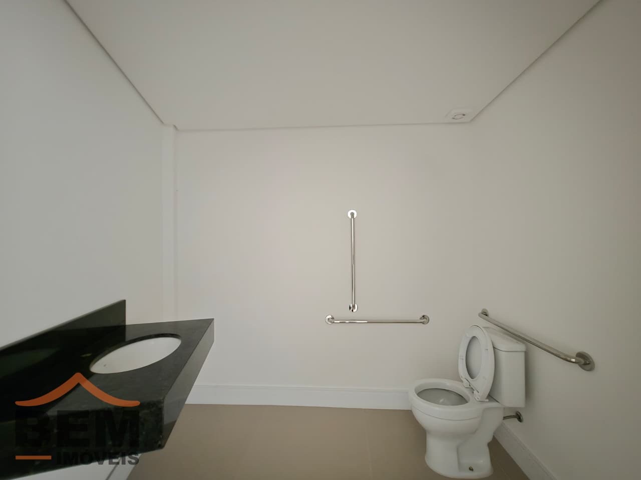 Sala Comercial para Locação com 152m² no bairro Centro, em Balneário Camboriú: 10-BANHEIRO