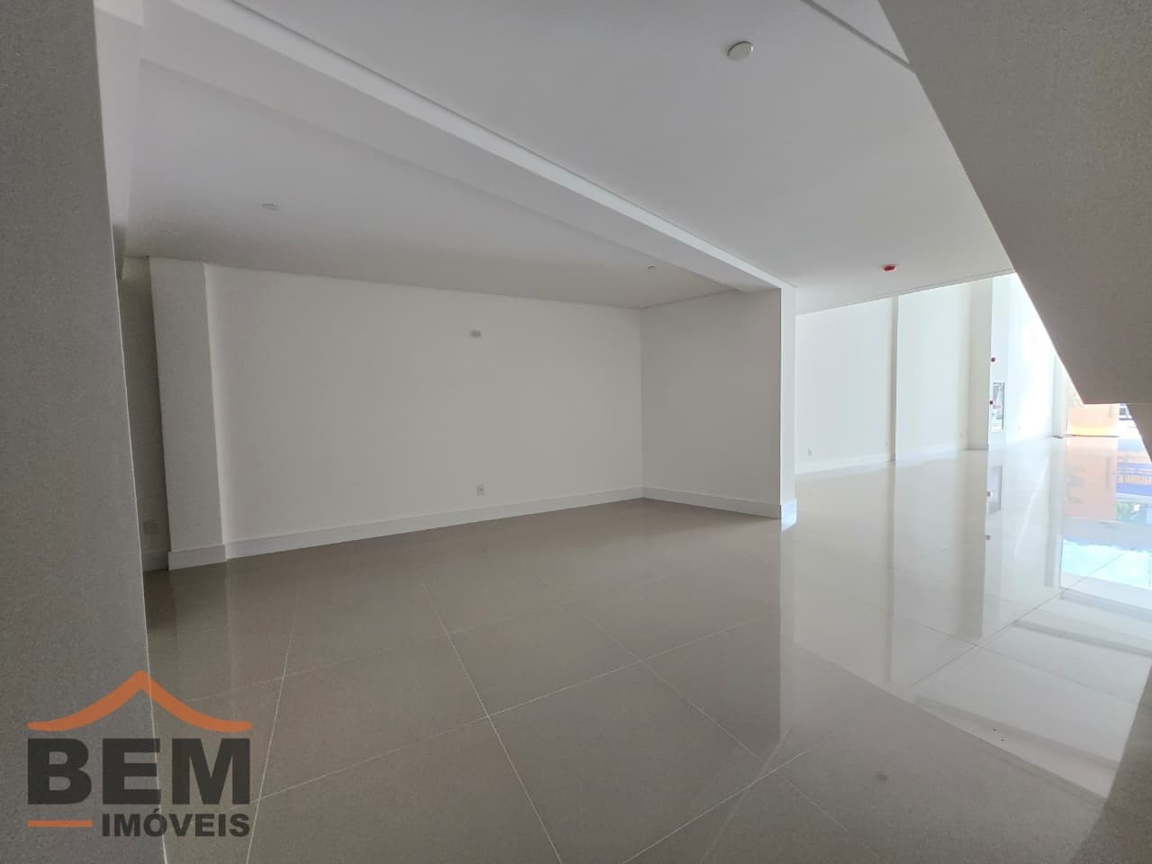Sala Comercial para Locação com 152m² no bairro Centro, em Balneário Camboriú: 12-SALA COMERCIAL