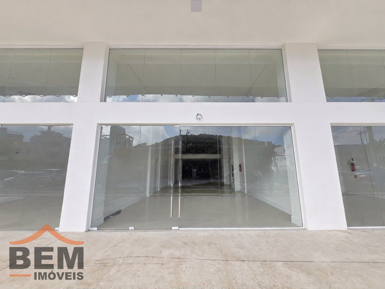 Sala Comercial para Locação com 144m² no bairro Centro, em Balneário Camboriú: 01-FACHADA 