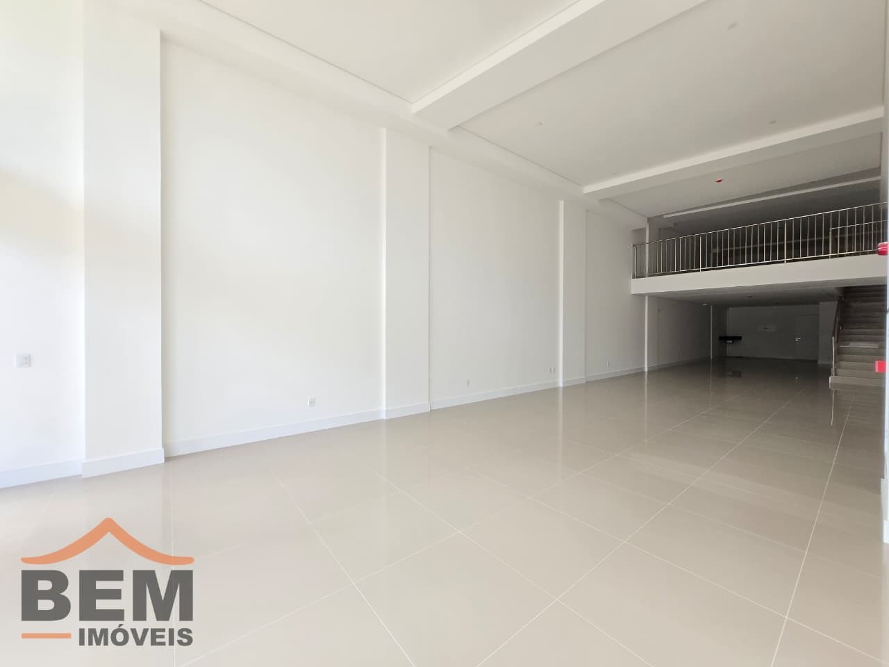Sala Comercial para Locação com 144m² no bairro Centro, em Balneário Camboriú: 03-SALA COMERCIAL