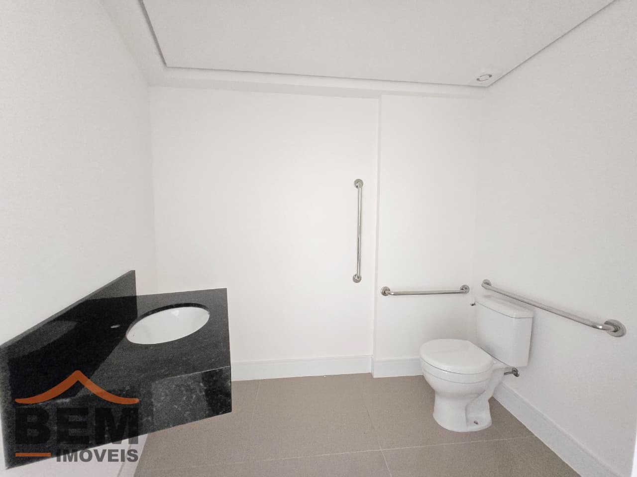 Sala Comercial para Locação com 144m² no bairro Centro, em Balneário Camboriú: 05-BANHEIRO