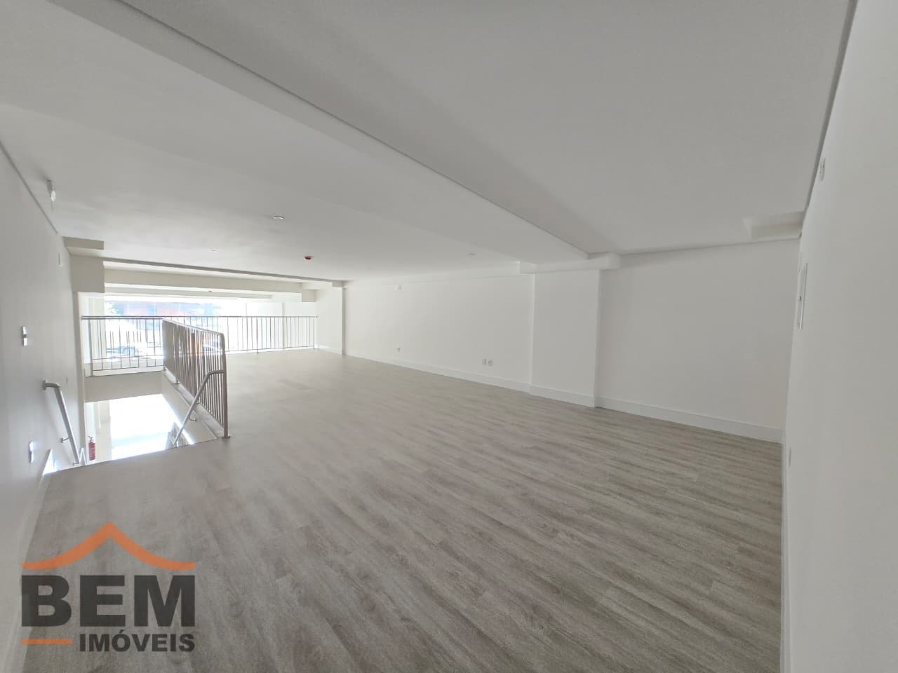 Sala Comercial para Locação com 144m² no bairro Centro, em Balneário Camboriú: 06-SALA COMERCIAL