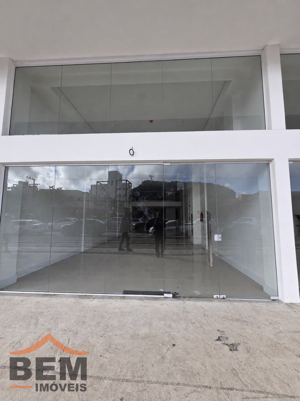 Sala Comercial para Locação com 147m² no bairro Centro, em Balneário Camboriú: 02-FACHADA