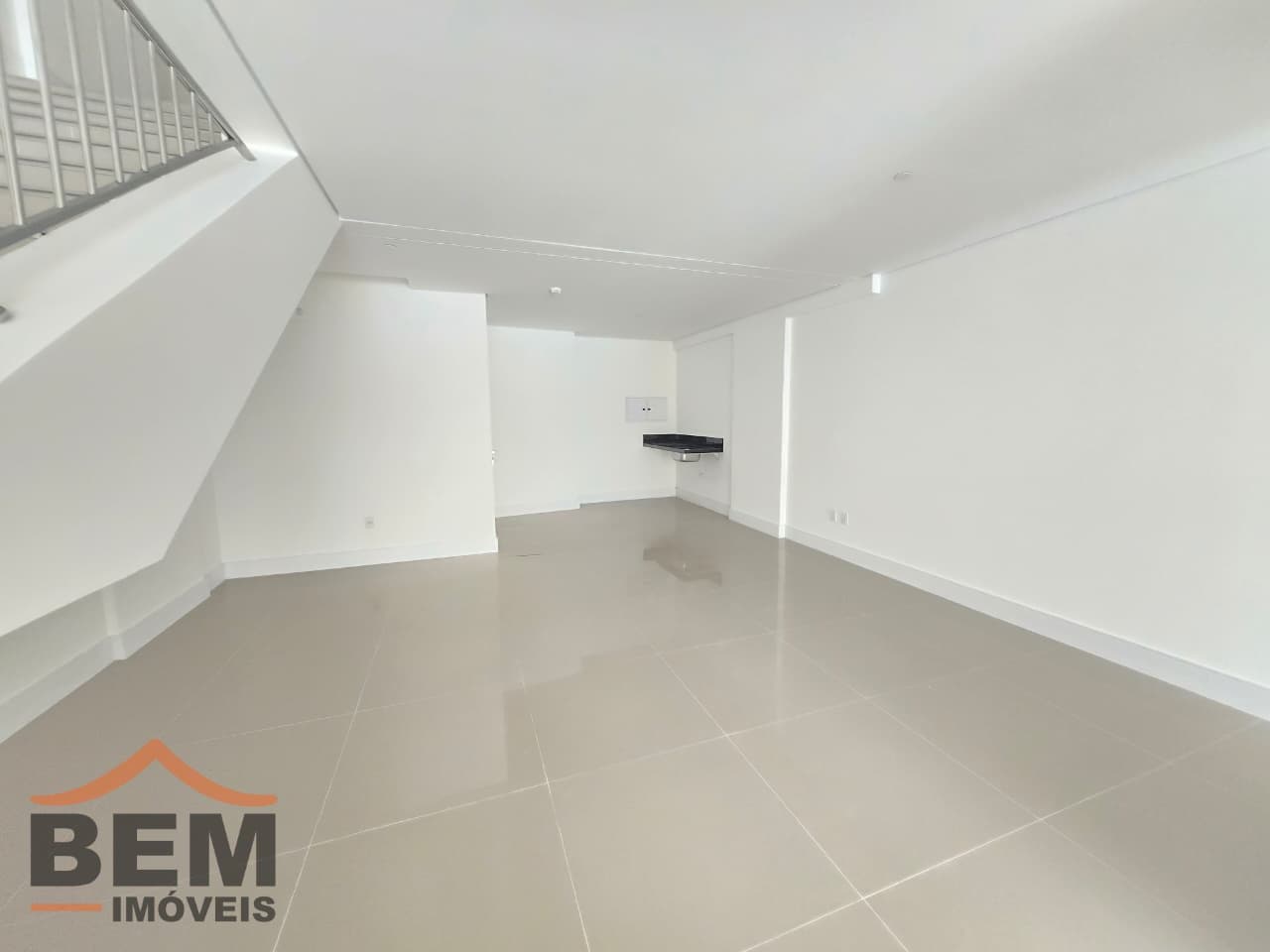 Sala Comercial para Locação com 147m² no bairro Centro, em Balneário Camboriú: 05-SALA COMERCIAL