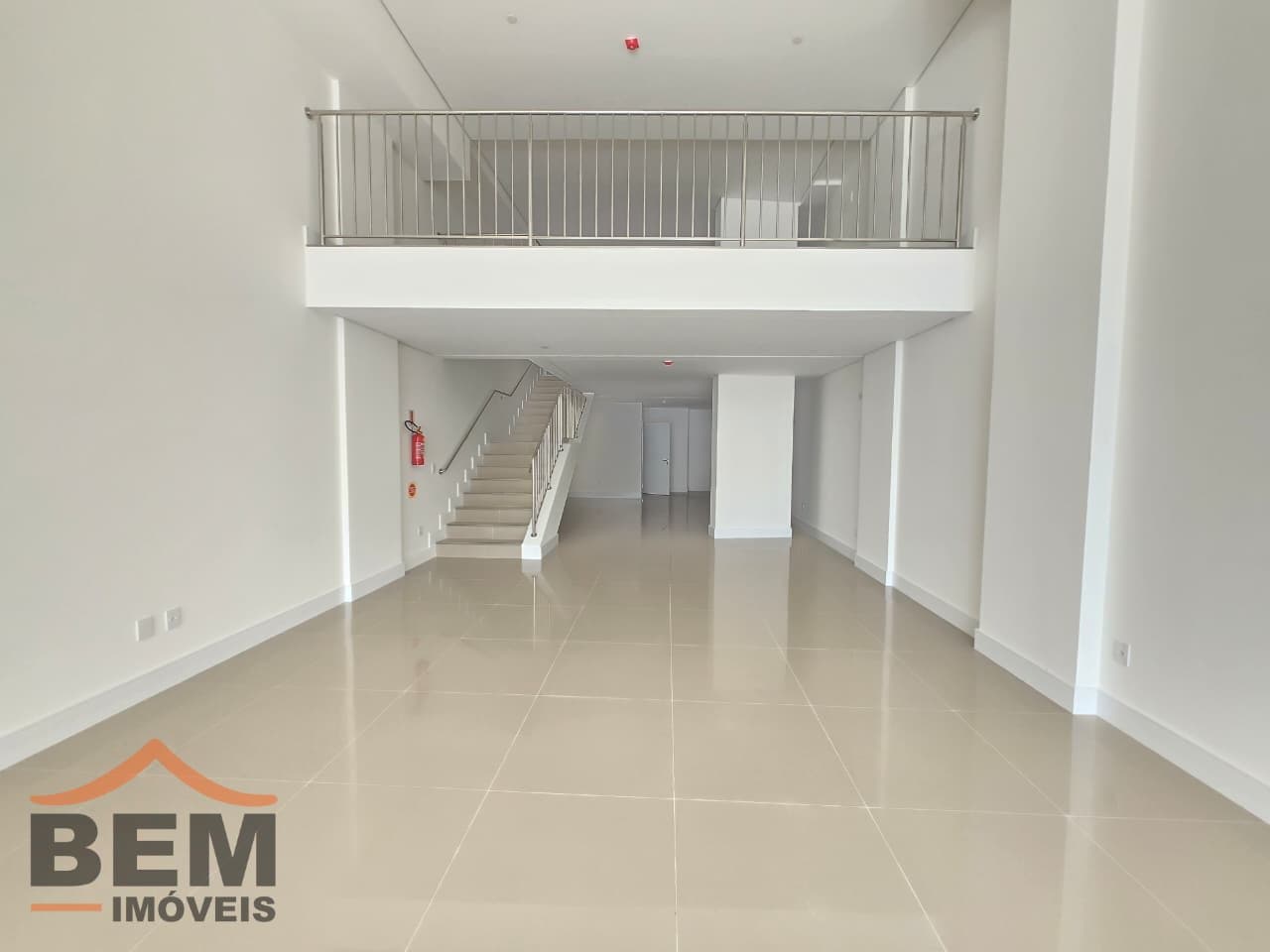 Sala Comercial para Locação com 147m² no bairro Centro, em Balneário Camboriú: 01-SALA COMERCIAL