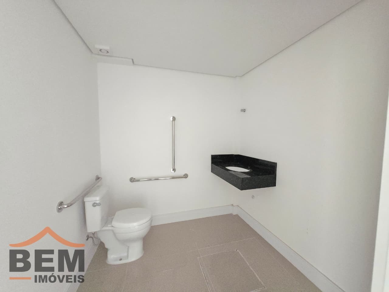 Sala Comercial para Locação com 147m² no bairro Centro, em Balneário Camboriú: 06-BANHEIRO