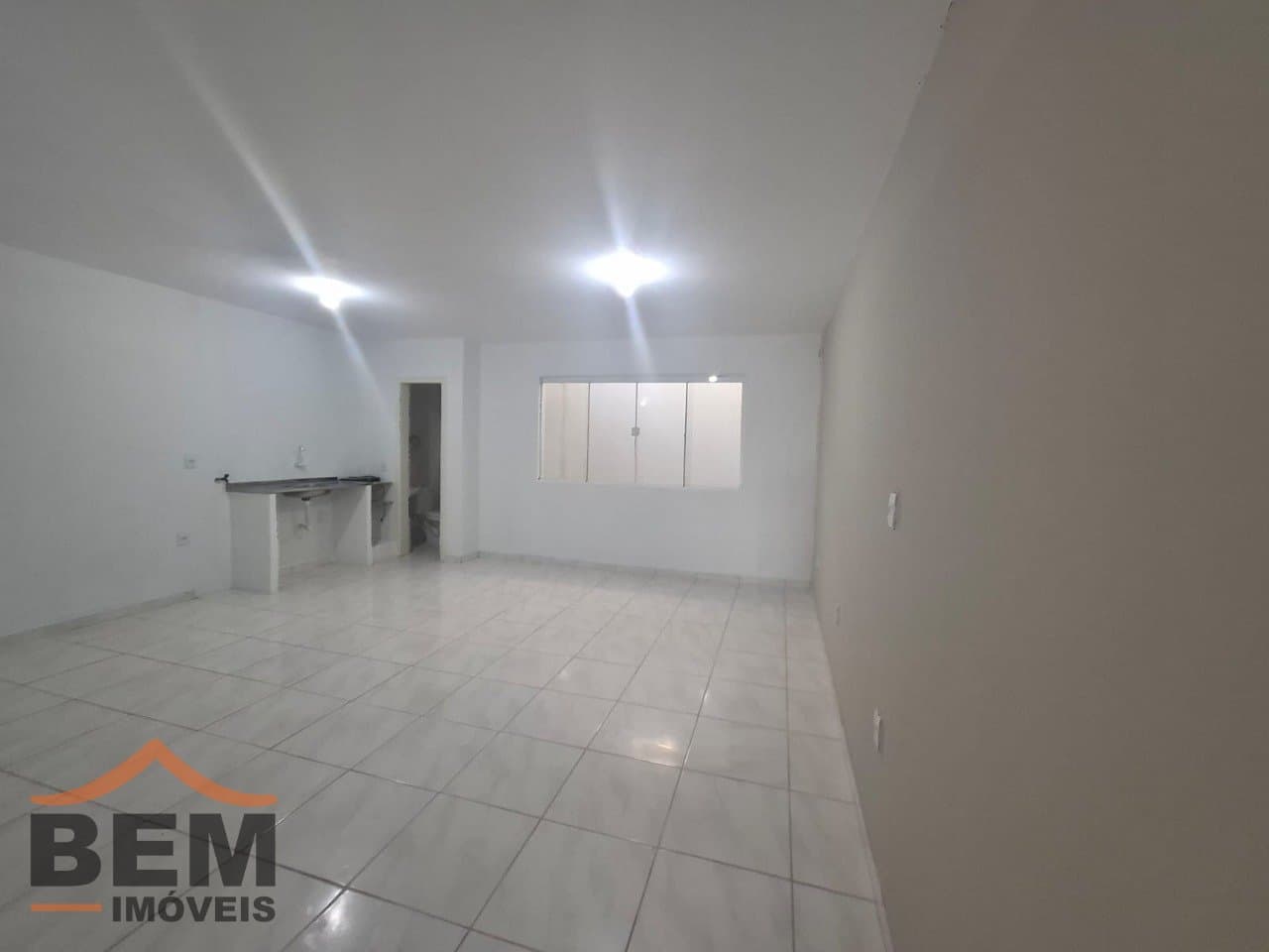 Kitnet para Locação com 1 quarto e 40m² no bairro Barra do Rio, em Itajaí: 1 - SALA E COZINHA INTEGRADAS