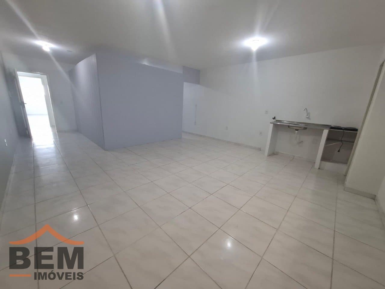 Kitnet para Locação com 1 quarto e 40m² no bairro Barra do Rio, em Itajaí: 2 - SALA E COZINHA INTEGRADAS