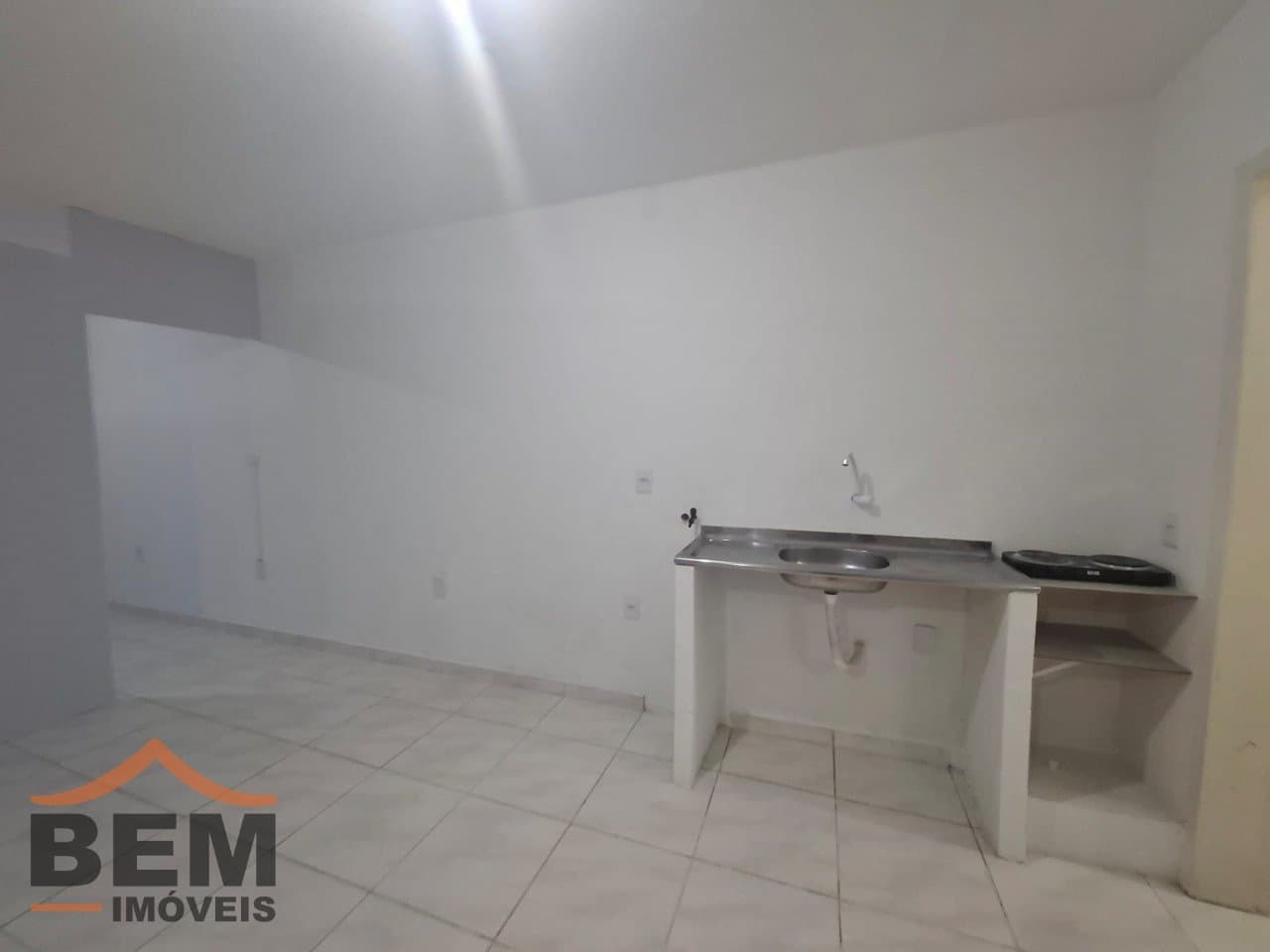 Kitnet para Locação com 1 quarto e 40m² no bairro Barra do Rio, em Itajaí: 3 - SALA E COZINHA INTEGRADAS