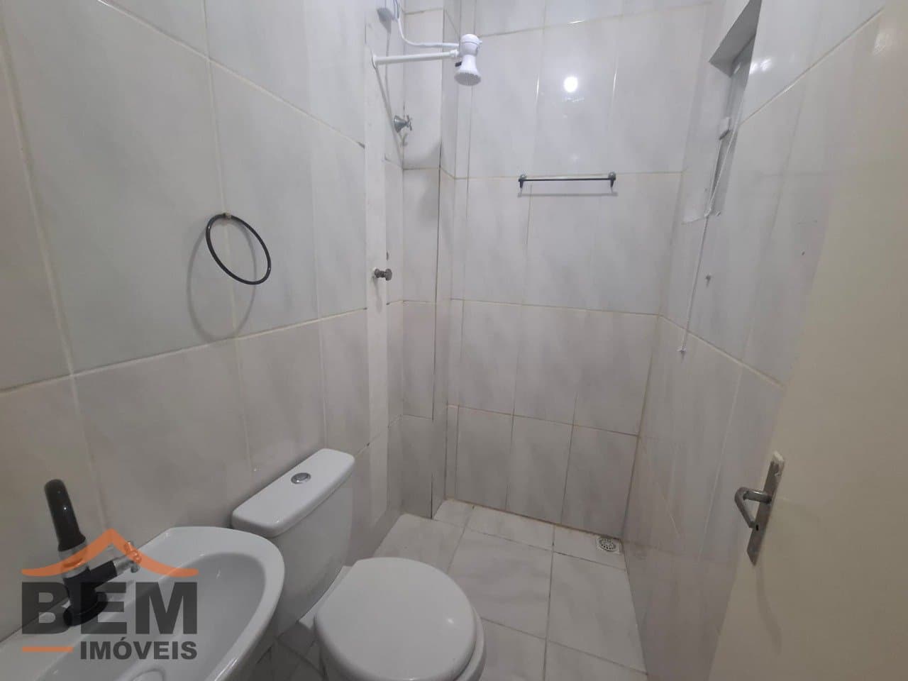 Kitnet para Locação com 1 quarto e 40m² no bairro Barra do Rio, em Itajaí: 4 - BANHEIRO