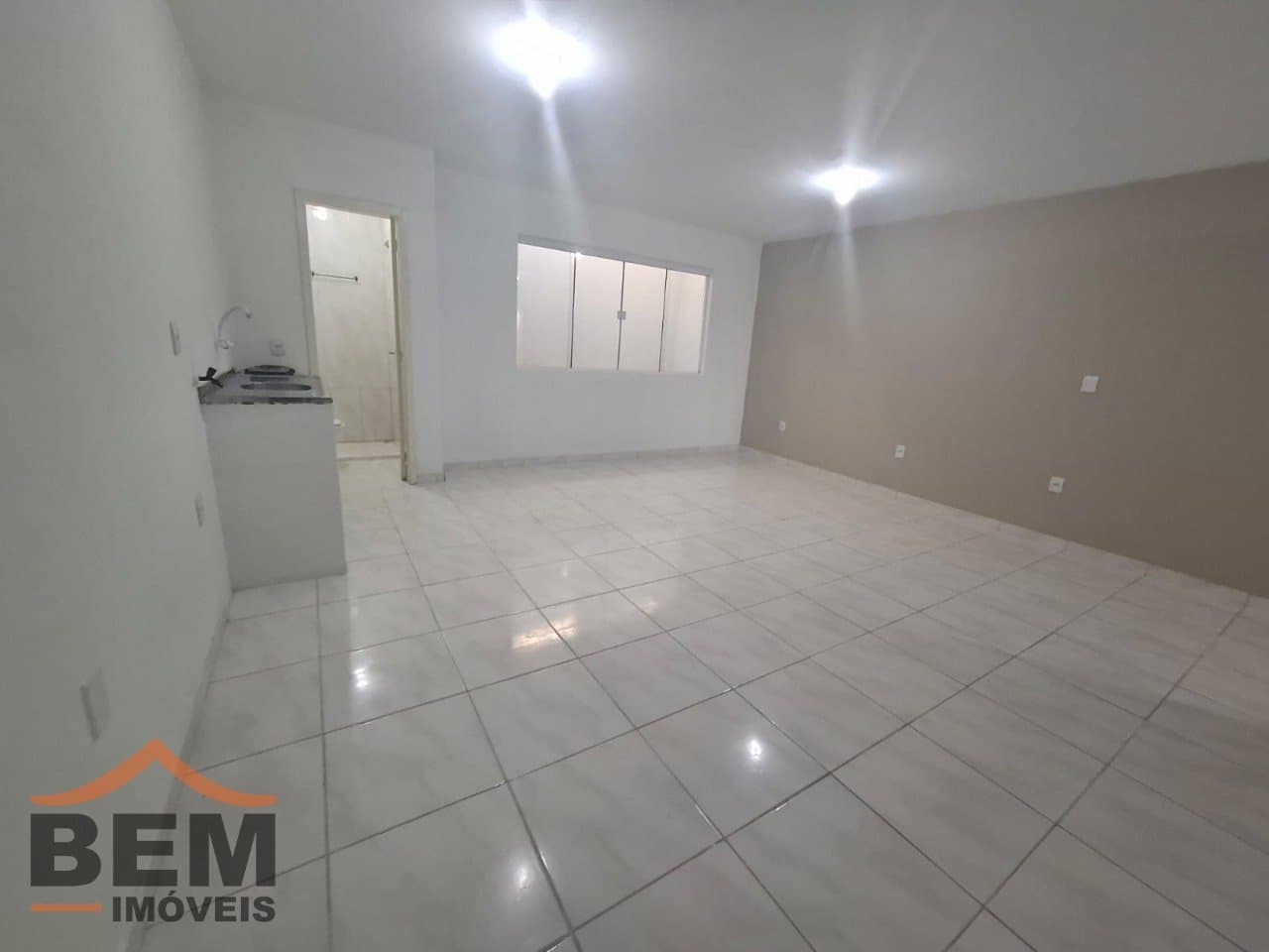 Kitnet para Locação com 1 quarto e 40m² no bairro Barra do Rio, em Itajaí: 7 - SALA E COZINHA INTEGRADAS