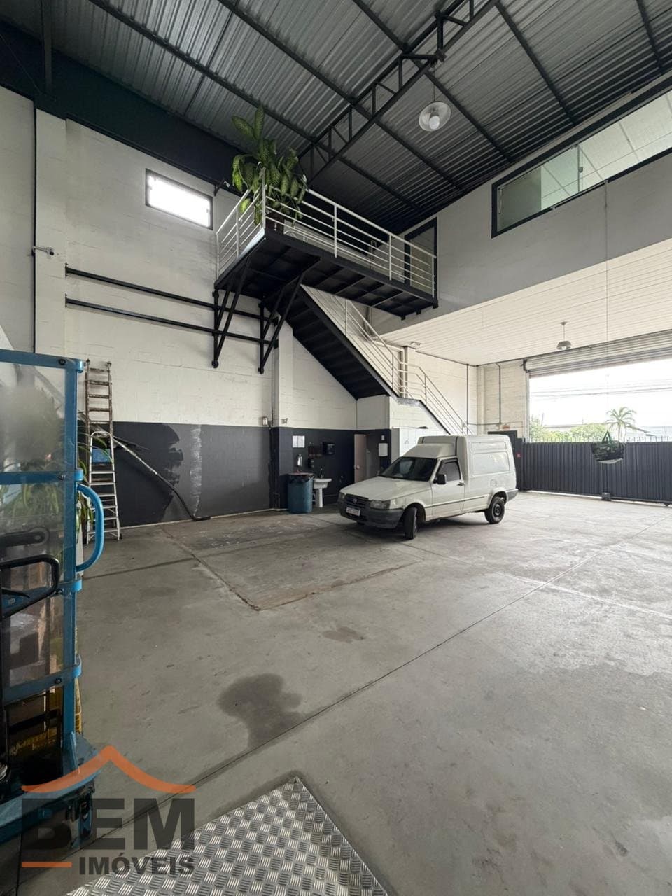 Galpão com 380m² no bairro Cordeiros, em Itajaí