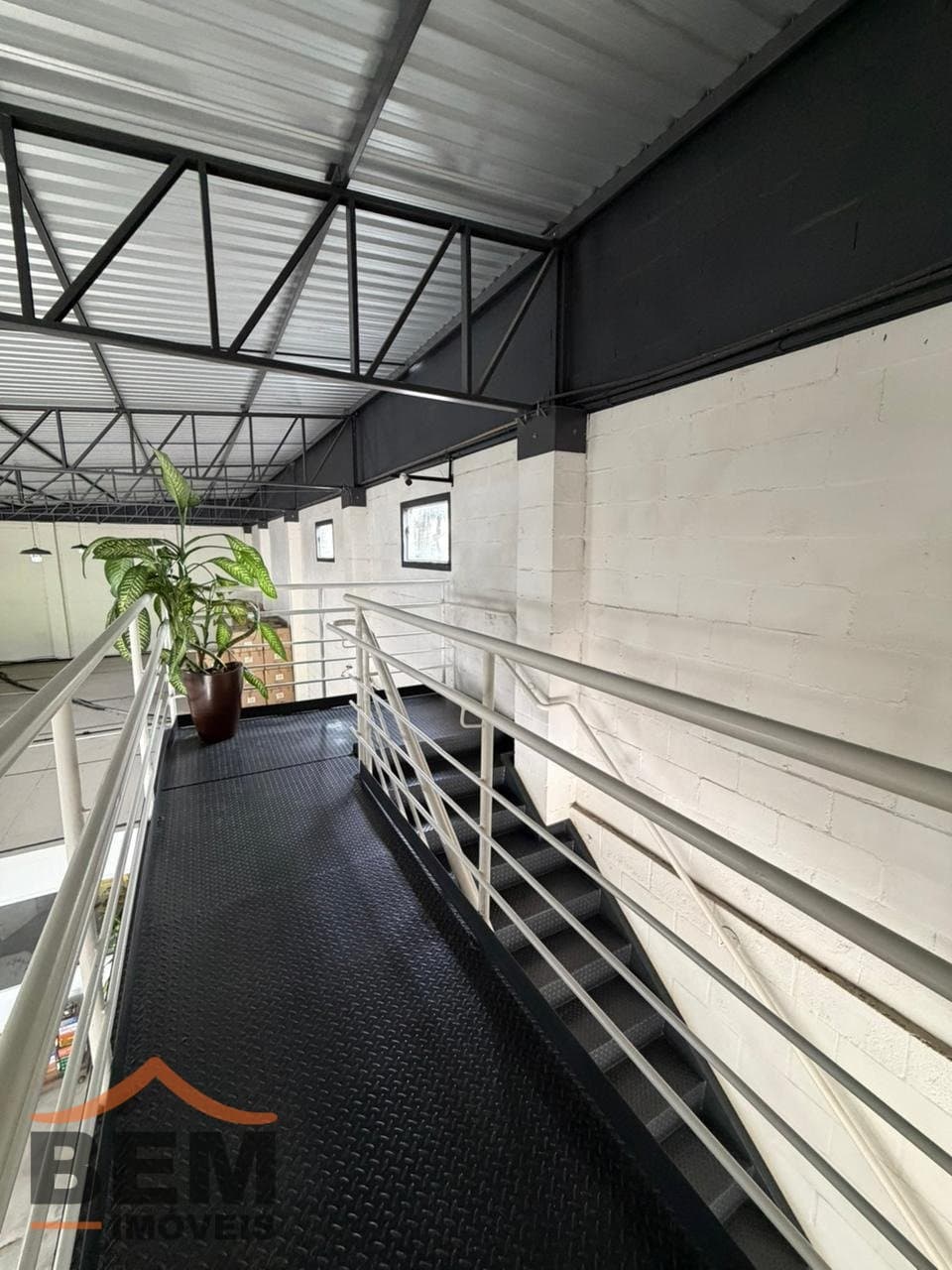 Galpão com 380m² no bairro Cordeiros, em Itajaí
