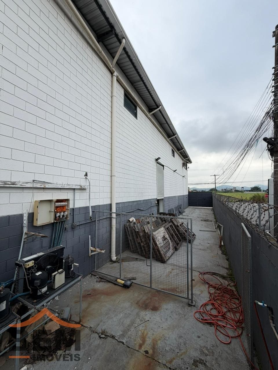 Galpão com 380m² no bairro Cordeiros, em Itajaí