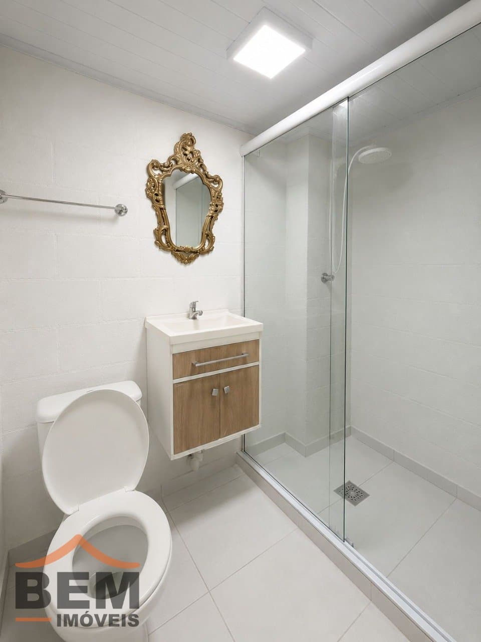 Galpão com 380m² no bairro Cordeiros, em Itajaí