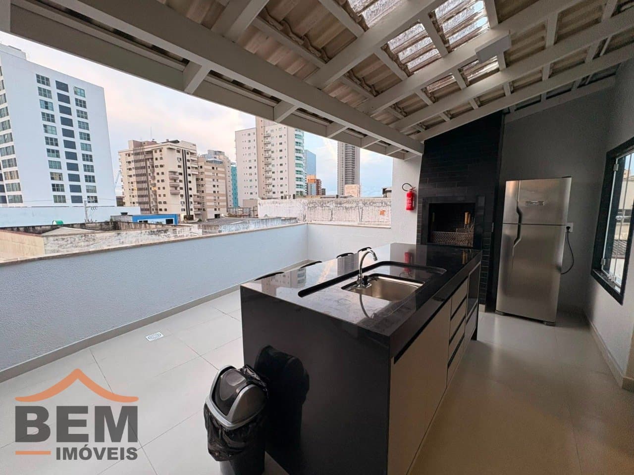 Sala Comercial para Locação com 20m² no bairro Centro, em Itajaí: 13 - ÁREA EXTERNA COM CHURRASQUEIRA