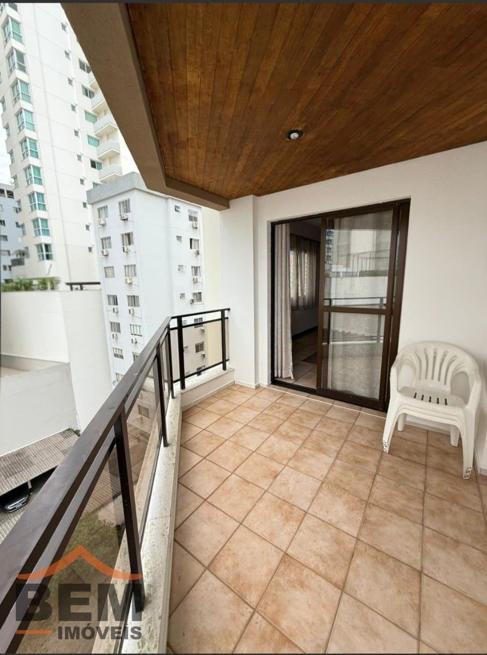 Apartamento para Locação com 3 quartos e 120m² no bairro Centro, em Balneário Camboriú: 04-SACADA