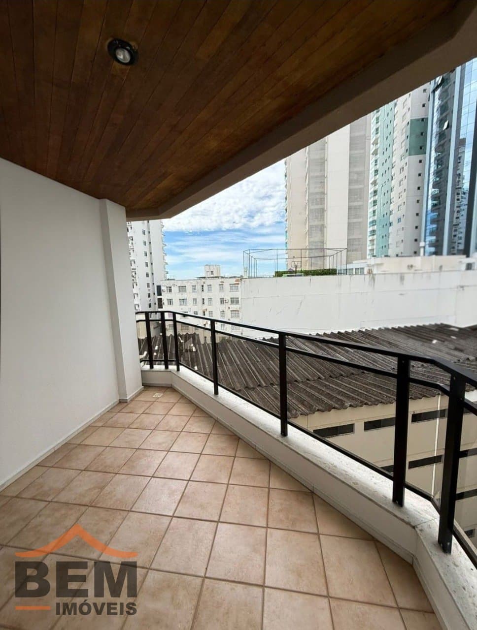 Apartamento para Locação com 3 quartos e 120m² no bairro Centro, em Balneário Camboriú: 05-SACADA