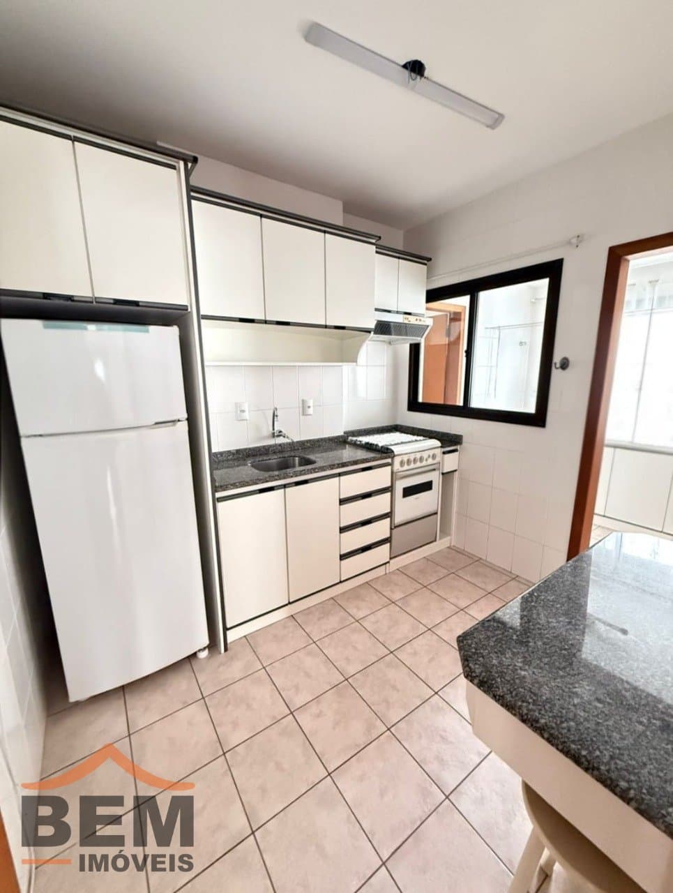 Apartamento para Locação com 3 quartos e 120m² no bairro Centro, em Balneário Camboriú: 06-COZINHA