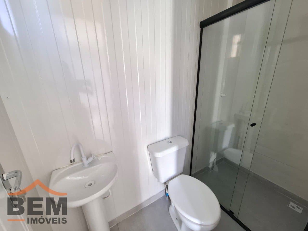 Kitnet para Locação com 1 quarto e 15m² no bairro Espinheiros, em Itajaí: 11 - BANHEIRO