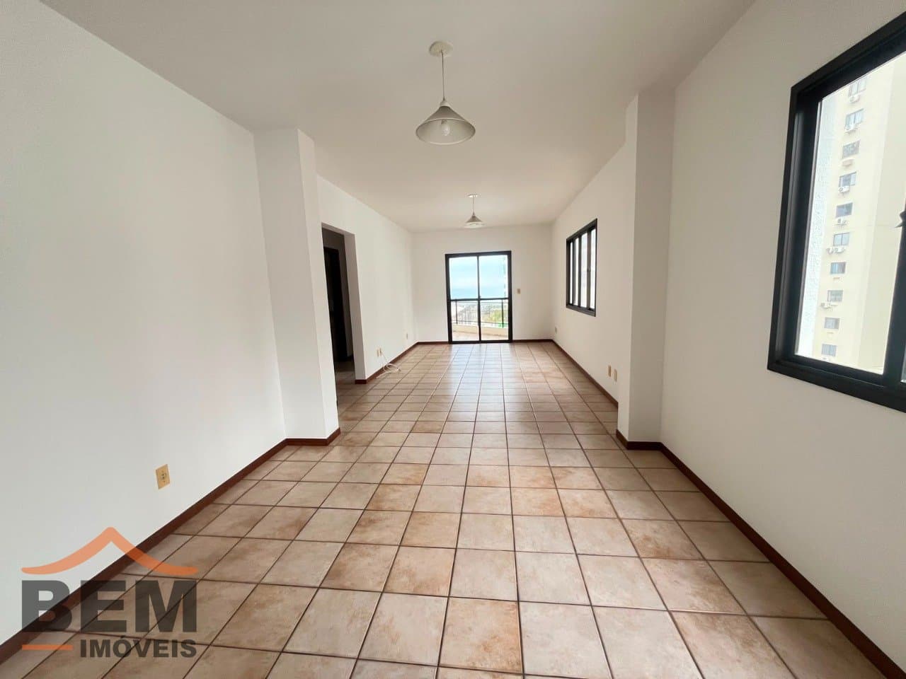 Apartamento para Locação com 3 quartos e 100m² no bairro Centro, em Balneário Camboriú: 02-SALA DE ESTAR