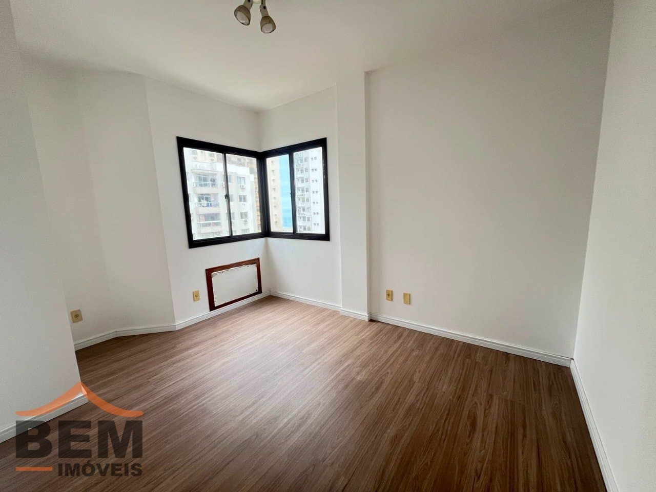 Apartamento para Locação com 3 quartos e 100m² no bairro Centro, em Balneário Camboriú: 03-SALA DE ESTAR
