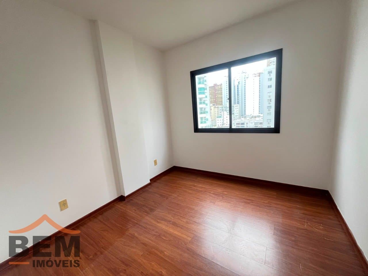 Apartamento para Locação com 3 quartos e 100m² no bairro Centro, em Balneário Camboriú: 06-DORMITÓRIO