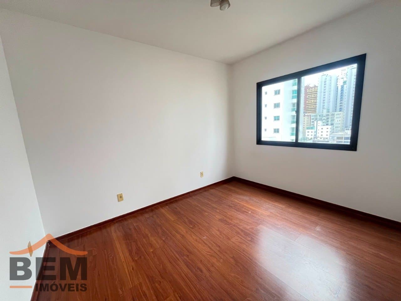 Apartamento para Locação com 3 quartos e 100m² no bairro Centro, em Balneário Camboriú: 08-DORMITÓRIO