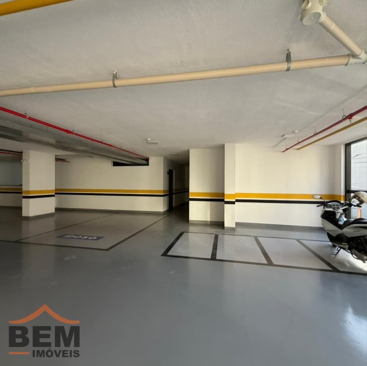 Ponto Comercial para Locação com 983m² no bairro Centro, em Balneário Camboriú: 04-GARAGEM