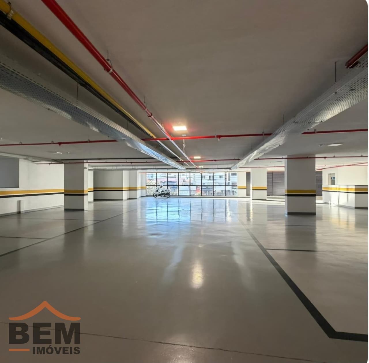Ponto Comercial para Locação com 983m² no bairro Centro, em Balneário Camboriú: 05-GARAGEM