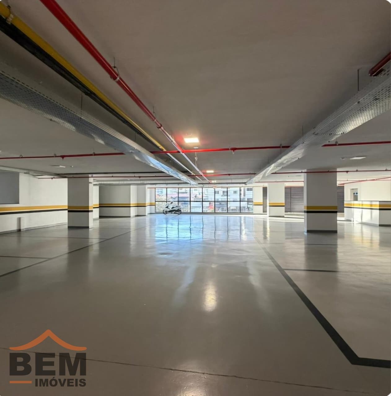Ponto Comercial para Locação com 983m² no bairro Centro, em Balneário Camboriú: 06-GARAGEM