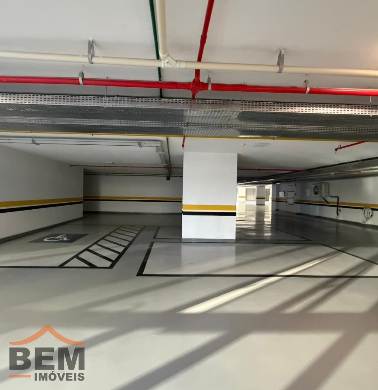 Ponto Comercial para Locação com 983m² no bairro Centro, em Balneário Camboriú: 07-GARAGEM