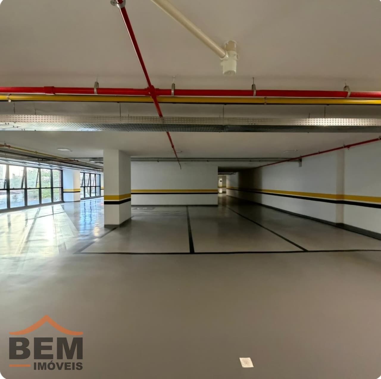 Ponto Comercial para Locação com 983m² no bairro Centro, em Balneário Camboriú: 09-GARAGEM