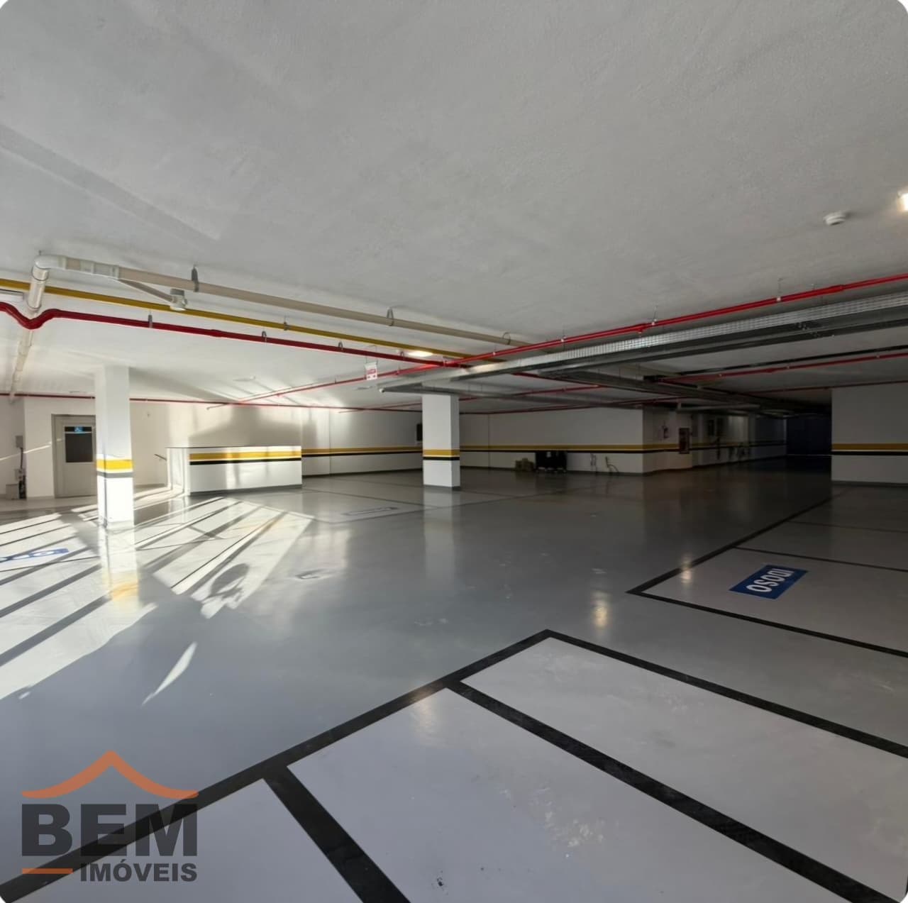 Ponto Comercial para Locação com 983m² no bairro Centro, em Balneário Camboriú: 10-GARAGEM
