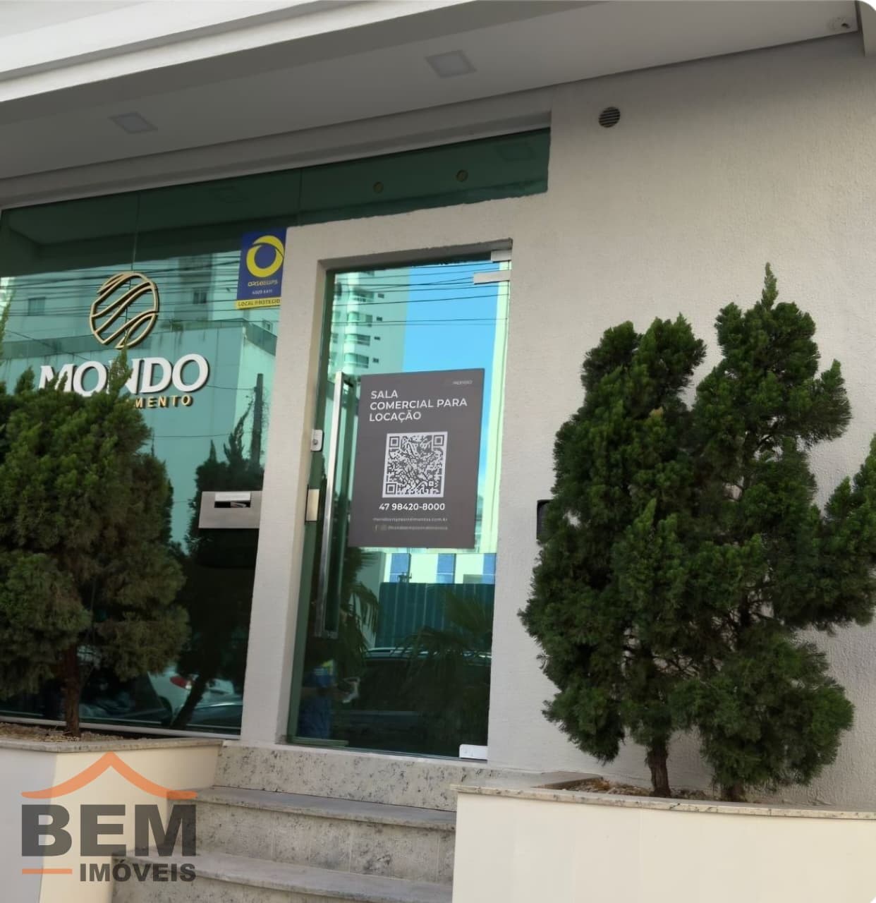 Sala Comercial para Locação com 105m² no bairro Pioneiros, em Balneário Camboriú: 01-FACHADA