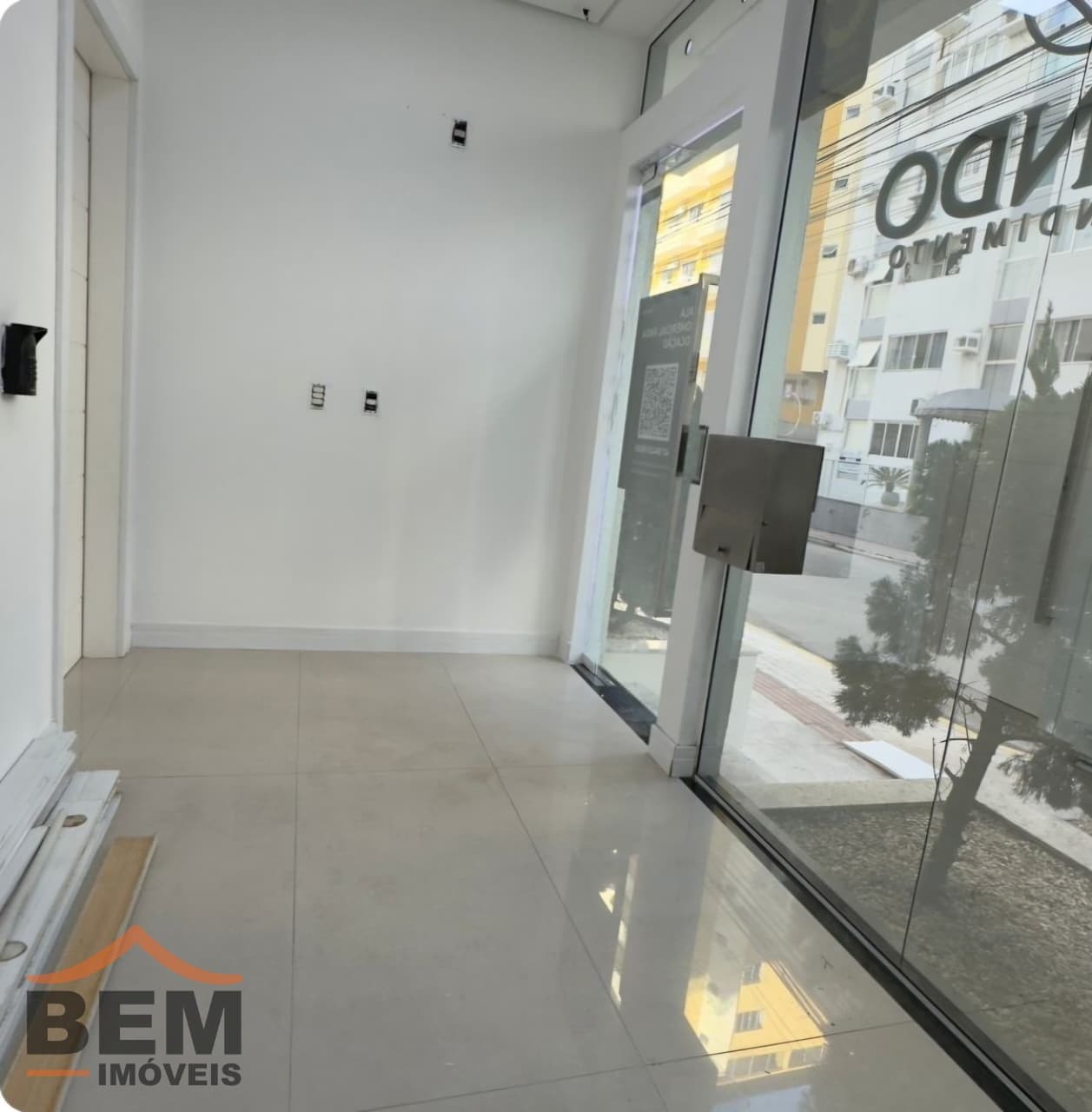Sala Comercial para Locação com 105m² no bairro Pioneiros, em Balneário Camboriú: 02-SALA COMERCIAL