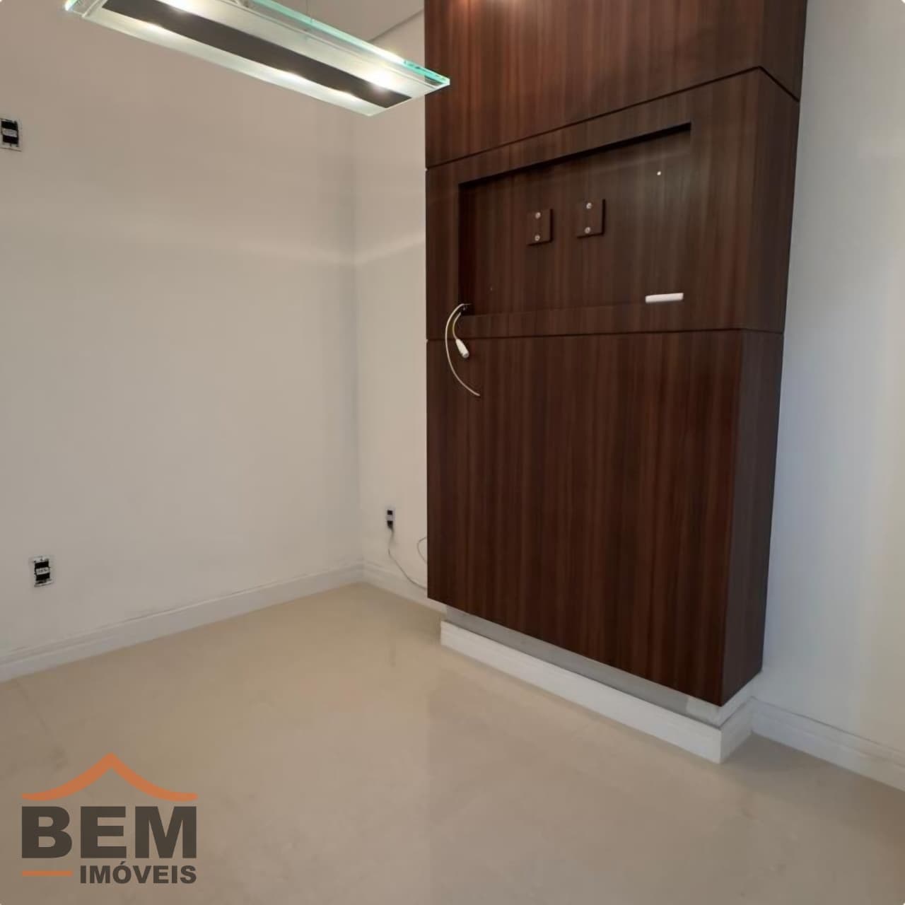 Sala Comercial para Locação com 105m² no bairro Pioneiros, em Balneário Camboriú: 05-SALA COMERCIAL