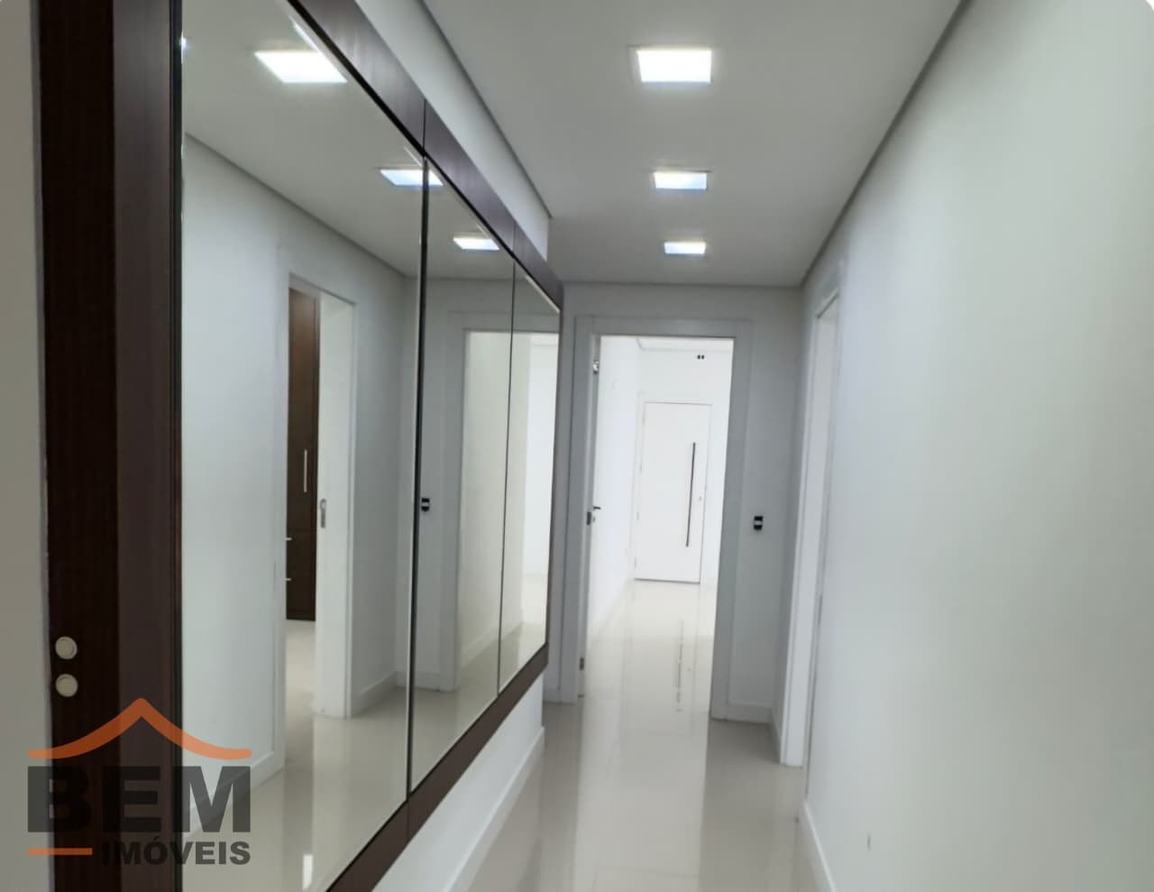 Sala Comercial para Locação com 105m² no bairro Pioneiros, em Balneário Camboriú: 10-SALA COMERCIAL