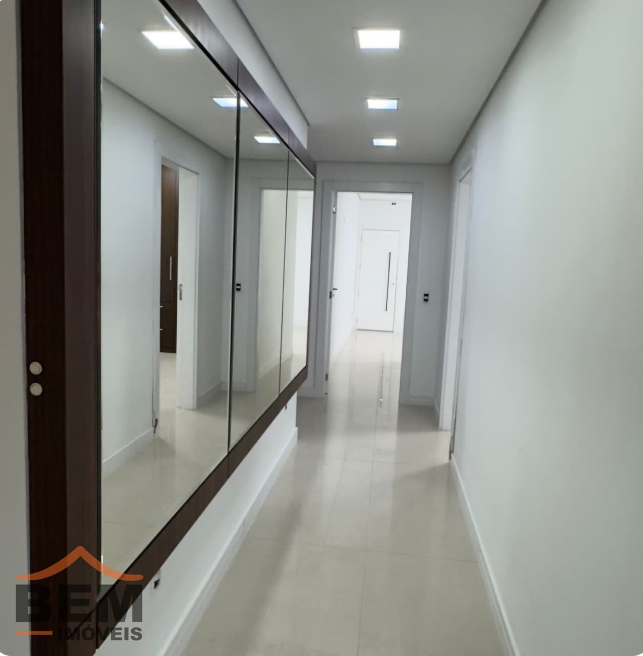 Sala Comercial para Locação com 105m² no bairro Pioneiros, em Balneário Camboriú: 11-SALA COMERCIAL