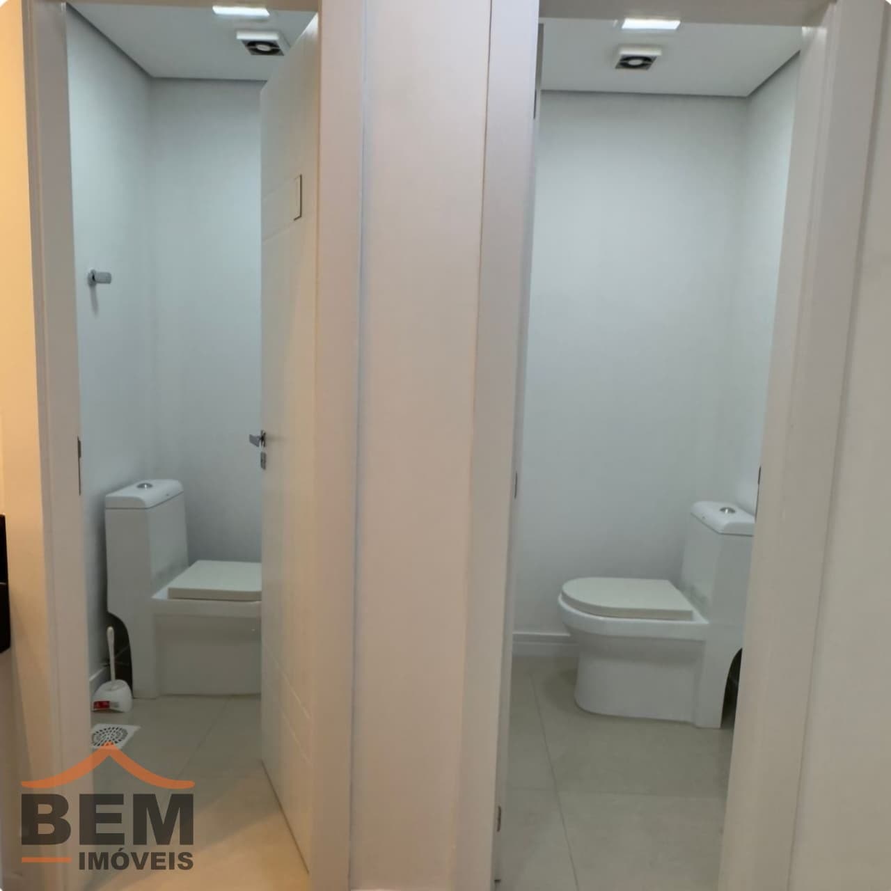 Sala Comercial para Locação com 105m² no bairro Pioneiros, em Balneário Camboriú: 12-BANHEIROS