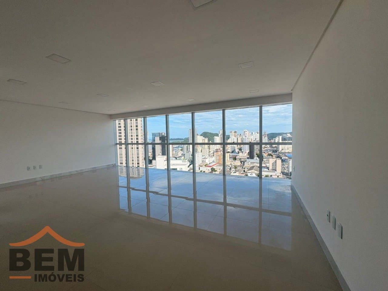 Sala Comercial para Locação com 50m² no bairro Centro, em Itajaí: 2 - INTERNO