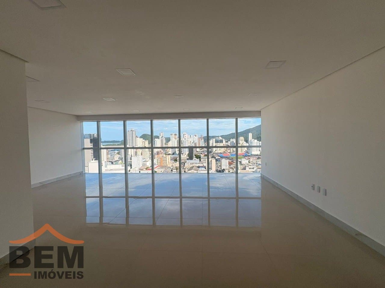 Sala Comercial para Locação com 50m² no bairro Centro, em Itajaí: 4 - INTERNO