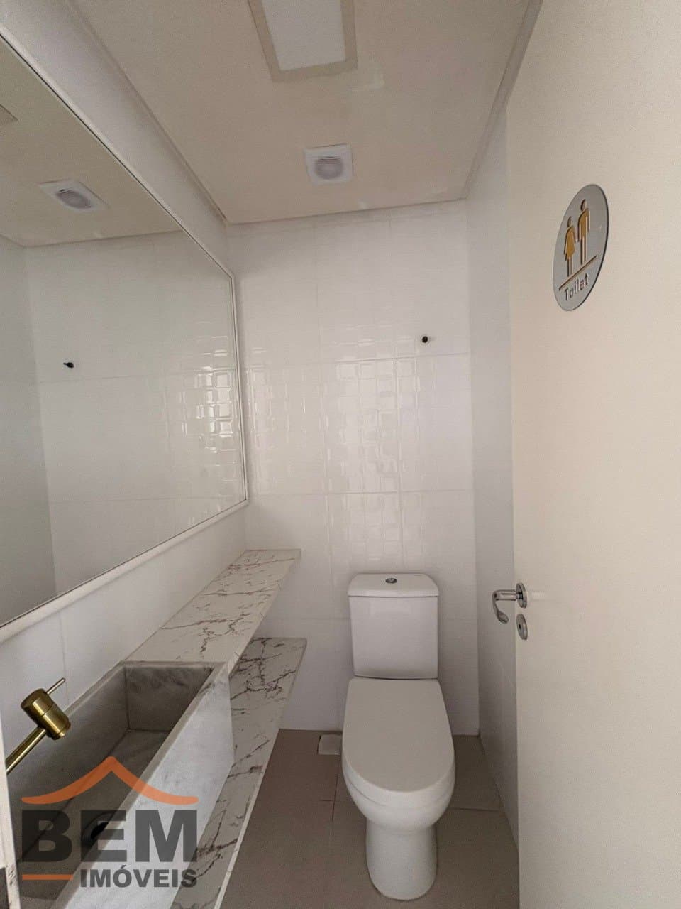 Sala Comercial para Locação com 50m² no bairro Centro, em Itajaí: 8 - LAVABO