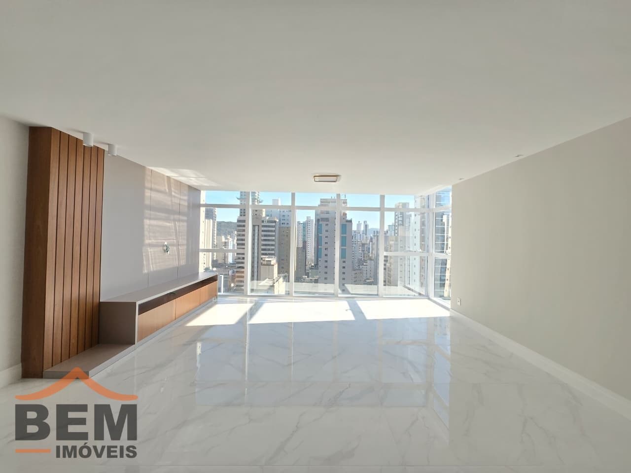Apartamento para Locação com 2 quartos e 90m² no bairro Centro, em Balneário Camboriú