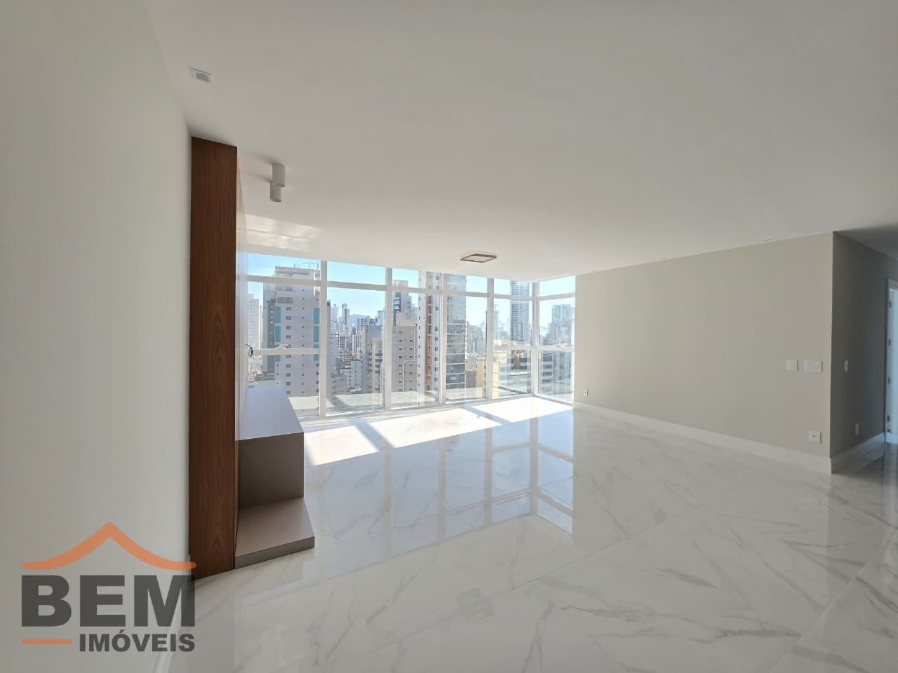 Apartamento para Locação com 2 quartos e 90m² no bairro Centro, em Balneário Camboriú