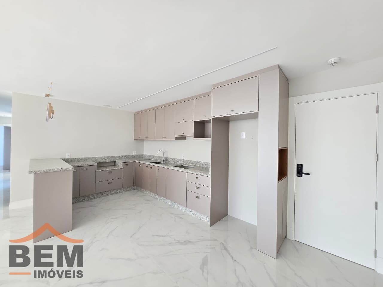 Apartamento para Locação com 2 quartos e 90m² no bairro Centro, em Balneário Camboriú
