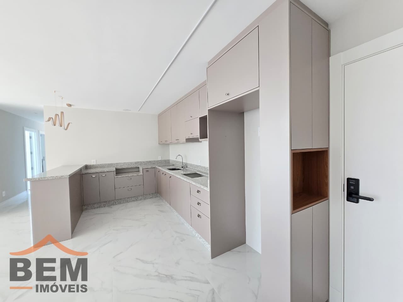 Apartamento para Locação com 2 quartos e 90m² no bairro Centro, em Balneário Camboriú