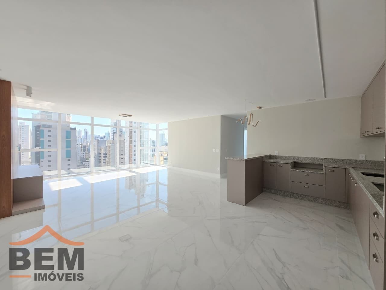 Apartamento para Locação com 2 quartos e 90m² no bairro Centro, em Balneário Camboriú