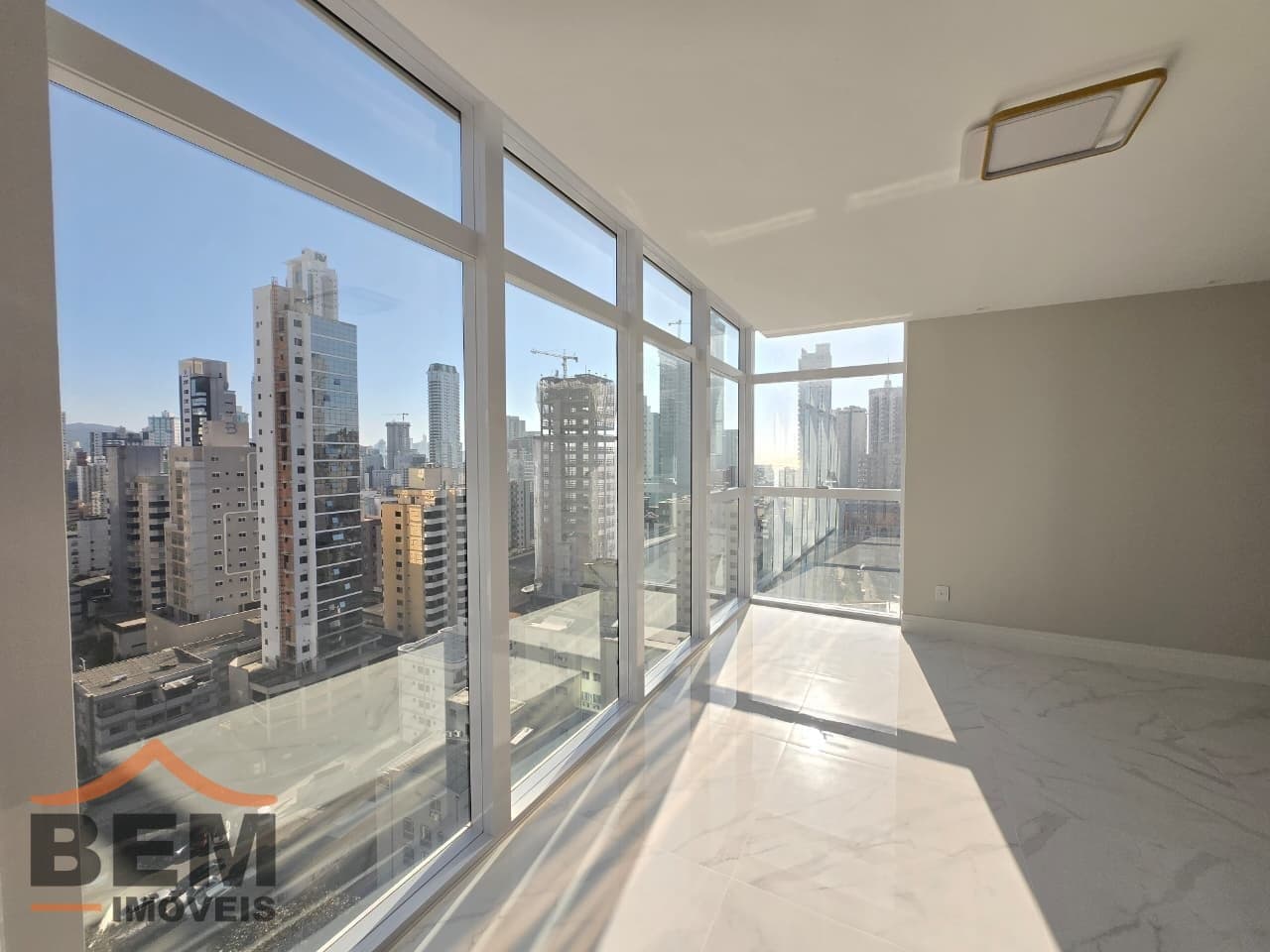 Apartamento para Locação com 2 quartos e 90m² no bairro Centro, em Balneário Camboriú