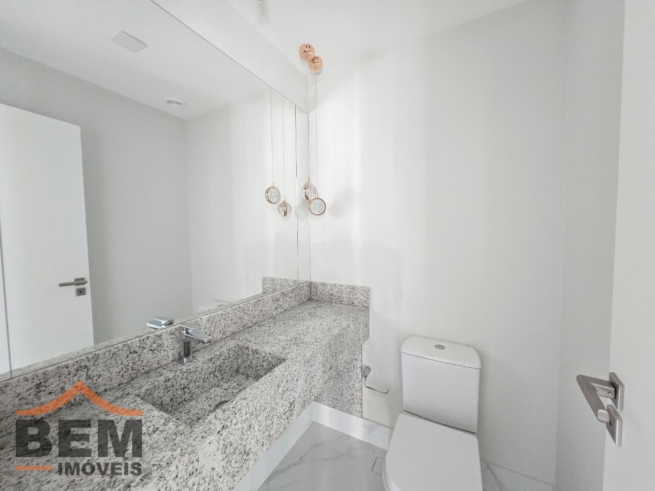Apartamento para Locação com 2 quartos e 90m² no bairro Centro, em Balneário Camboriú